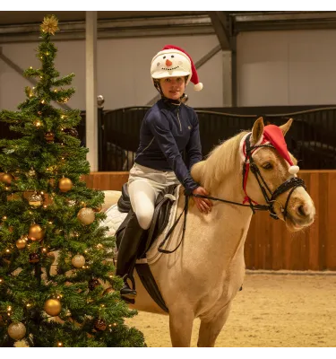 Świąteczny pokrowiec na kask jeździecki bałwan