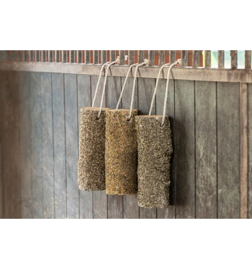 Gryzak dla koni z drewna z kwiatami