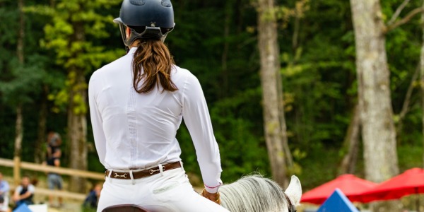 Jaki kask jeździecki wybrać? Praktyczny poradnik dla jeźdźców. 